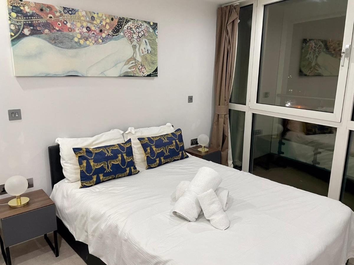 Gunwharf Quays Harbour Apartments Portsmouth Exteriör bild