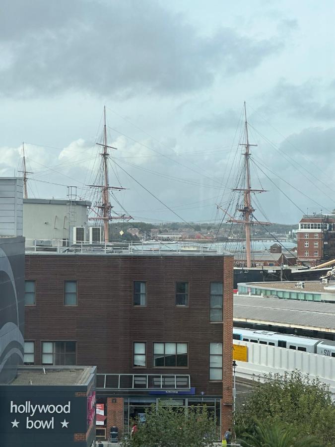Gunwharf Quays Harbour Apartments Portsmouth Exteriör bild