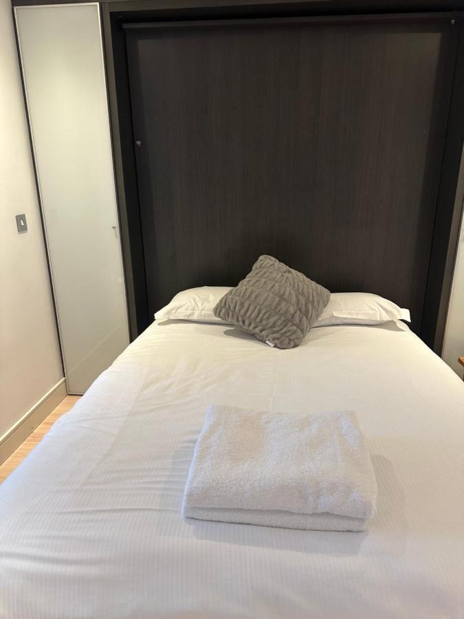 Gunwharf Quays Harbour Apartments Portsmouth Exteriör bild