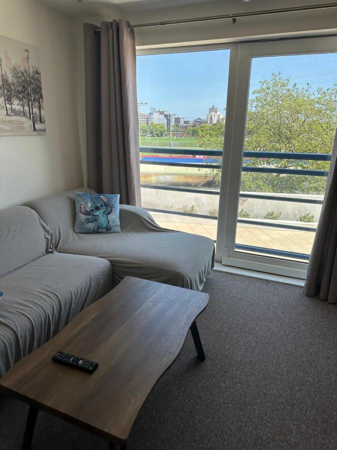 Gunwharf Quays Harbour Apartments Portsmouth Exteriör bild