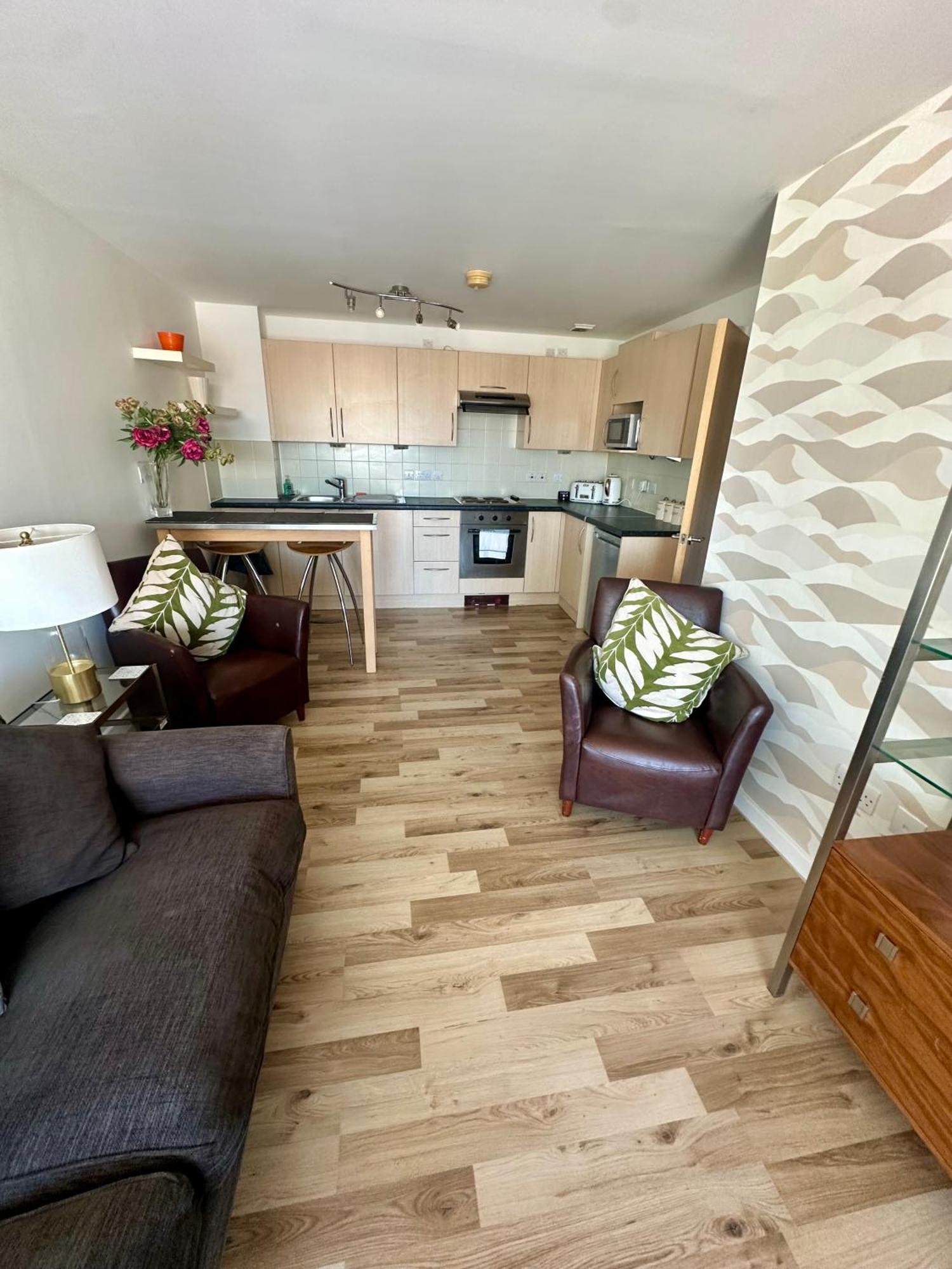 Gunwharf Quays Harbour Apartments Portsmouth Exteriör bild